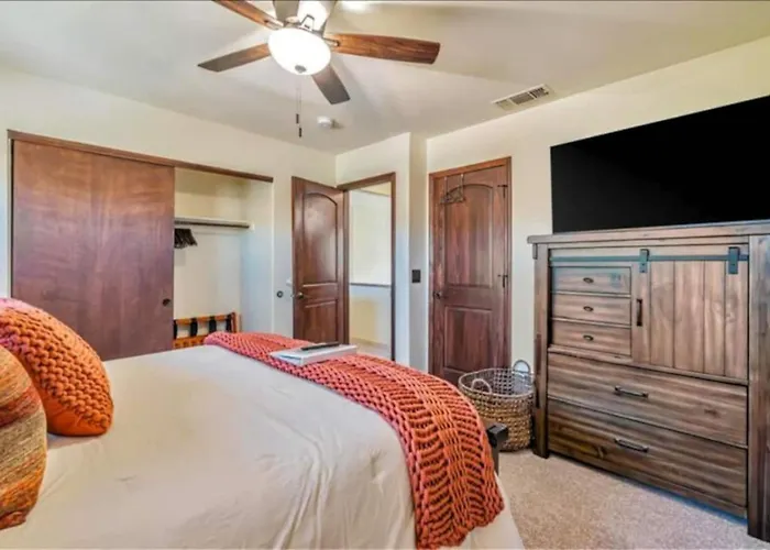 5 Bedrooms Hot Tub Firepit Bbq Kitchen *